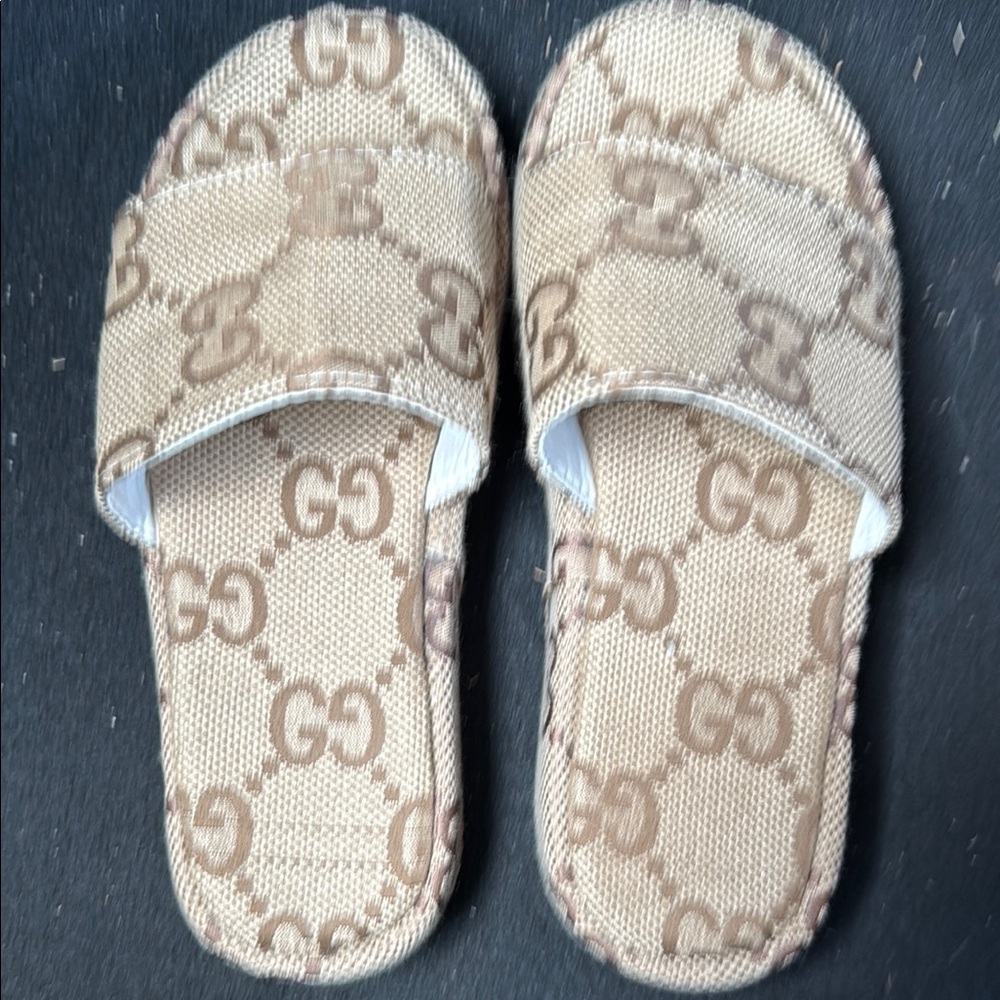 Beige GG Logo Slides